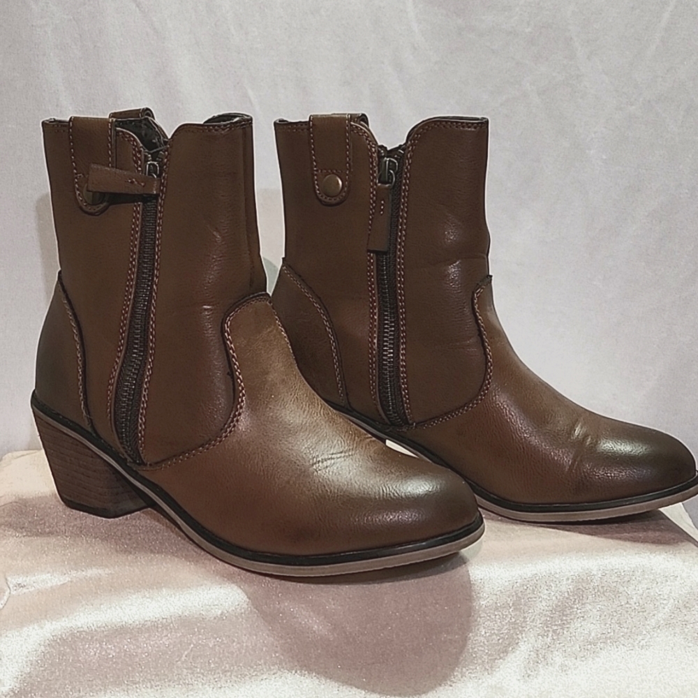 Women's EUC Brown Ankle Boots size 7.5M